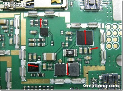 圖中顯示一塊電路板使用這種屏蔽夾(shielding clip)的實例?；旧衔覀冊趶澖堑牡胤蕉荚O(shè)計擺放了一個屏蔽夾，這樣可以讓作業(yè)員比較方便安裝屏蔽罩(shielding can)時的對位準確。然后在其他沒有屏蔽夾的地方也設(shè)計了一些接地的布線，一來可以稍微提升屏蔽罩的電磁隔絕能力，另一方面也可以為屏蔽夾無效時，馬上可以更改為屏蔽框，而無需要重新設(shè)計電路板。